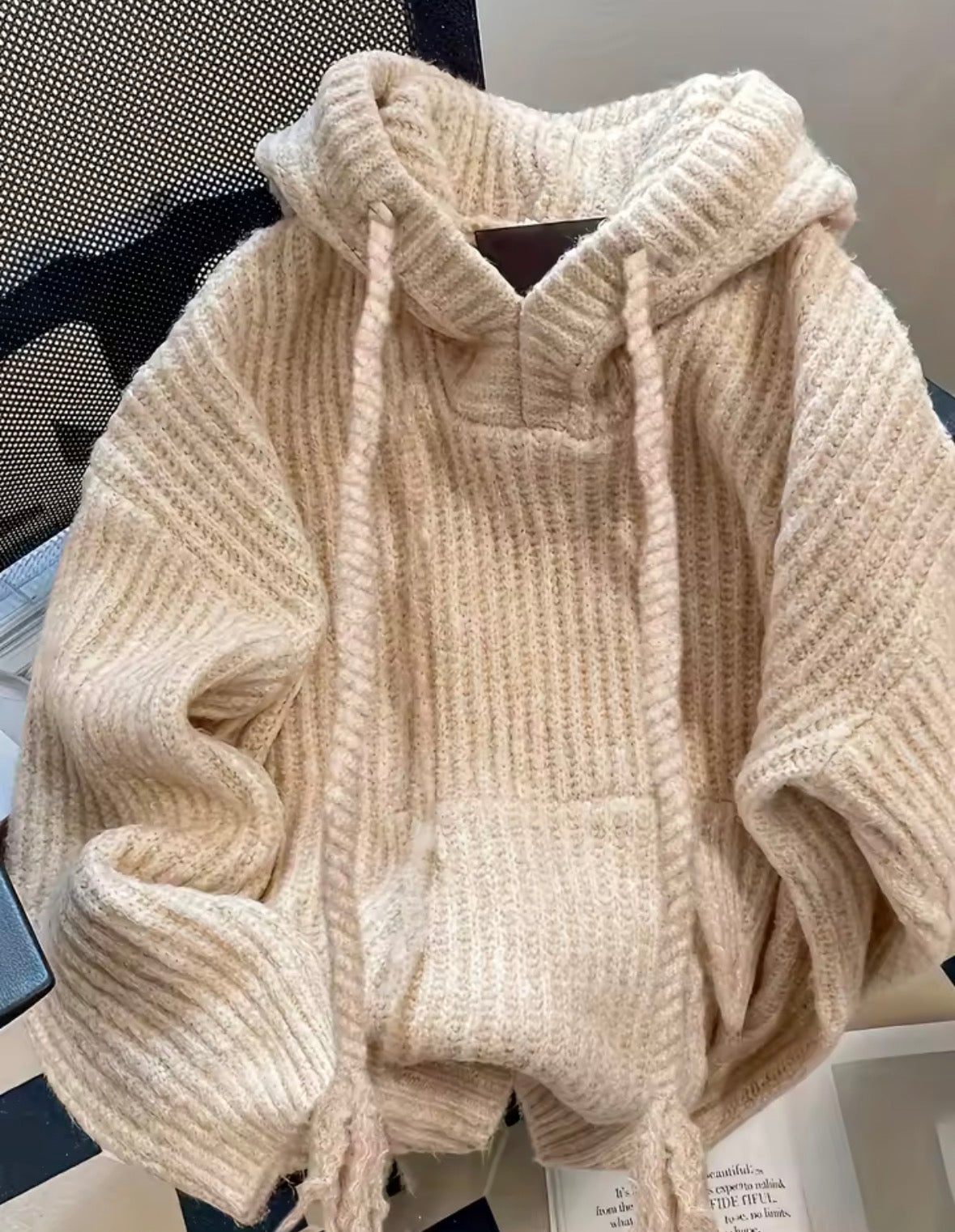 Damski sweter z kapturem