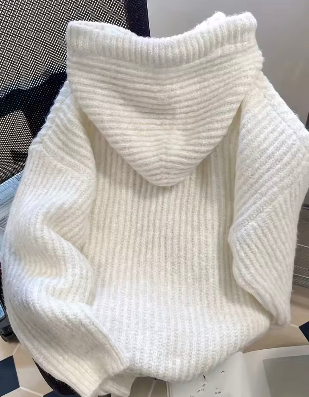 Damski sweter z kapturem