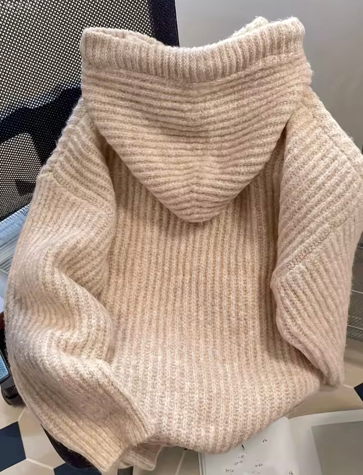 Damski sweter z kapturem